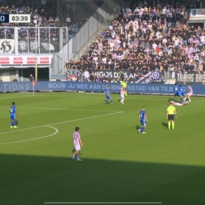 开云-丑陋😡王博豪染黄后球迷狂竖中指+拉眼角歧视，王博豪无奈叉腰