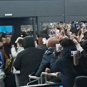 开云体育-不愧足球城！大连球迷零下10度接机斯坦丘：中超最伟大外援！