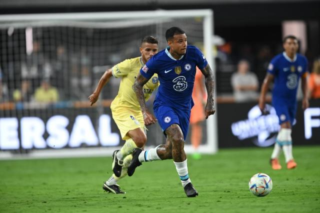 Kenedy_drives_forward_against_Club_America.jpg